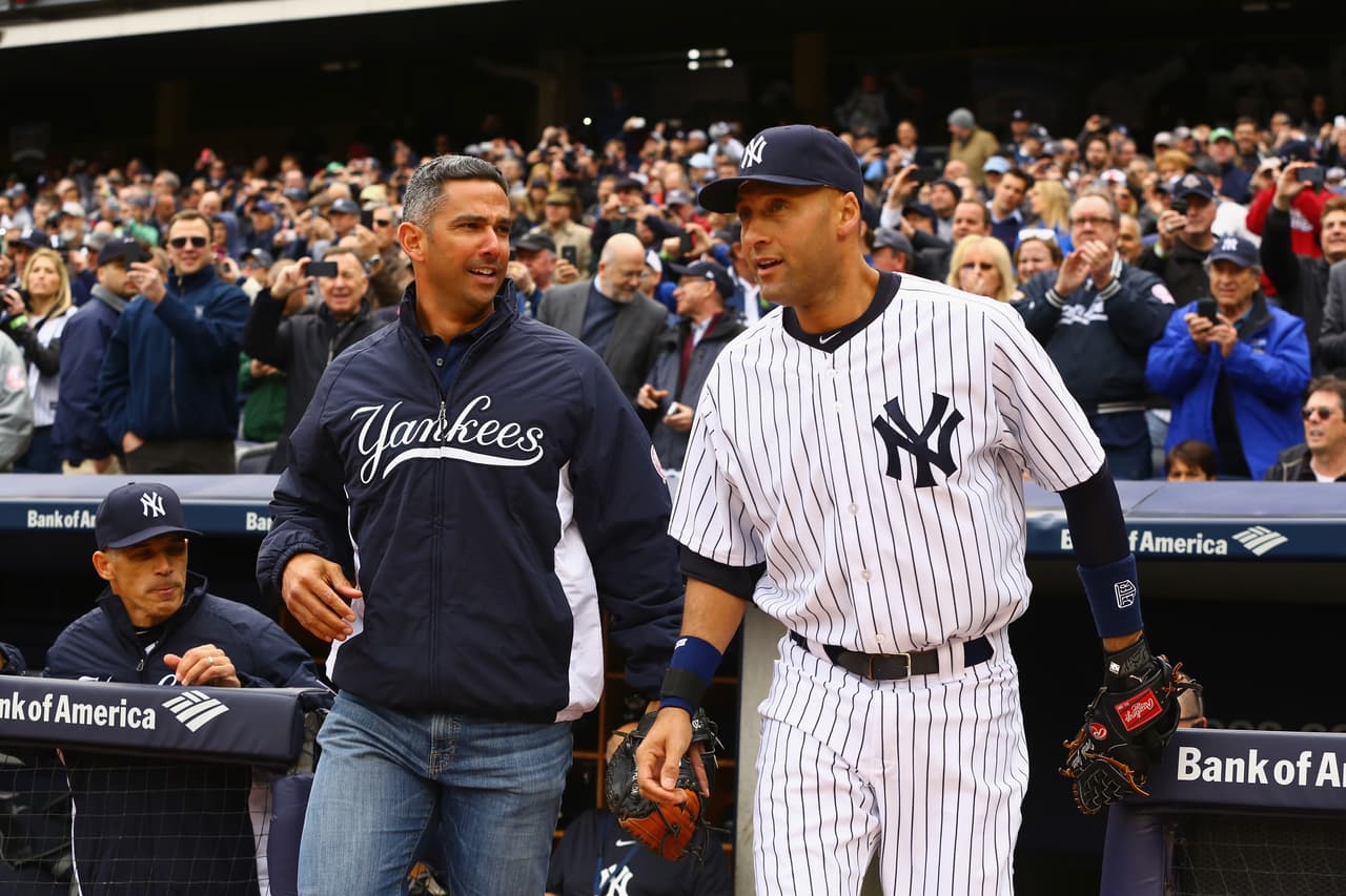 Jorge Posada y Derek Jeter, ídolos de Yankees, fueron mencionados en un libro que dijo que fueron vistos manteniendo relaciones sexuales entre sí, entre varias de las acusaciones de un exempleado.