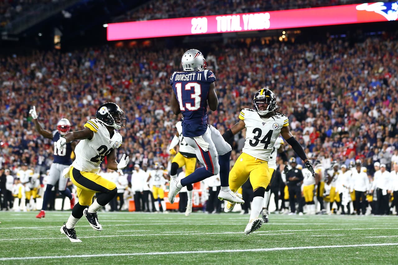 Phillip Dorsett #13 de los New England Patriots atrapó un envío de 25 yardas y convirtió el touchdown durante el segundo cuarto. El receptor lideró por aire con cuatro atrapadas, 92 yardas y dos anotaciones.