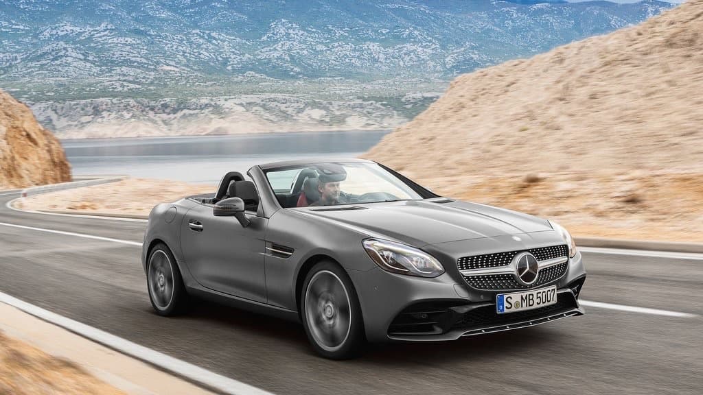 El 
<i>roadster</i> compacto de Mercedes-Benz llegó en 1996 como el primer auto de techo duro retraible desde la desaparición del Ford Galaxie Skyliner de 1959. Desde ese entonces los techos metálicos abatibles han sido adoptados por una gran cantidad de fabricantes en una gran diversidad de modelos.
<br>
<br>A partir del modelo 2017 Mercedes-Benz cambió el nombre del SLK a 
<b>SLC</b>.
<br>
<br>En la imagen un Mercedes-Benz SLC 2017.