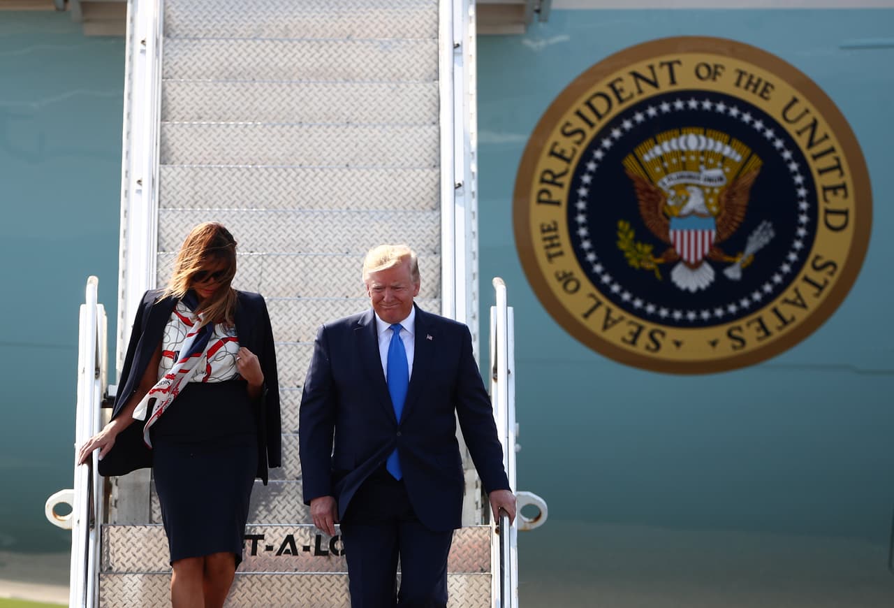 Así llegaban el presidente Donald Trump y la primera dama, Melania Trump, al aeropuerto de Stansted, cerca de Londres, la mañana de este lunes.