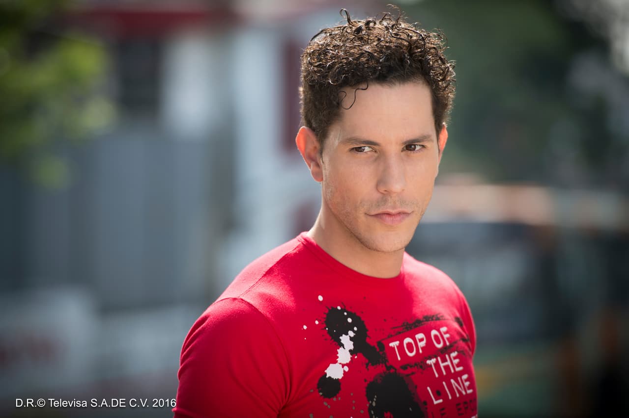Las envidias serán parte fundamental en este melodrama, Christian Chávez interpreta a Christian, el hermano de Pablo, a quien envidia por todas sus virtudes.