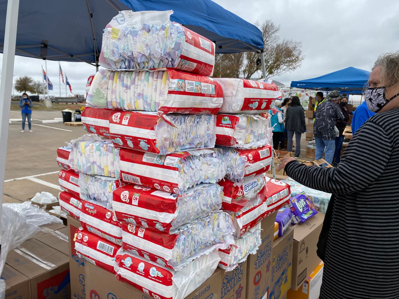 Están repartiendo carne, leche, huevos, comida enlatada, verduras, pañales para bebé entre otros productos para el hogar