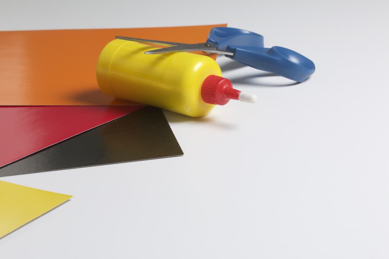 Tijeras y pegamento.
<br>