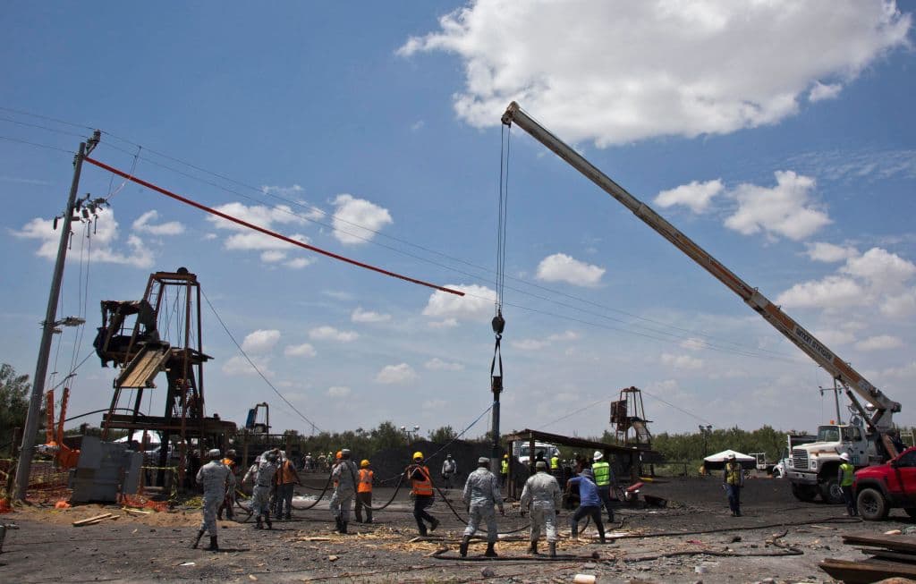 Buzos que se preparan para apoyar y familiares desesperados: lo último del rescate de mineros en México