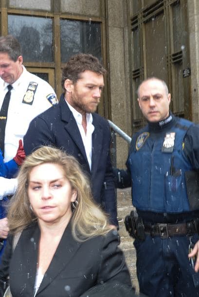 El actor australiano Sam Worthington acudió a una corte de Nueva York después de que fue acusado de golpear en la cara a un fotógrafo (paparazzi). De acuerdo a Worthington el paparazzi intentó tropezar a su novia Lara Bingle de 26 años. 