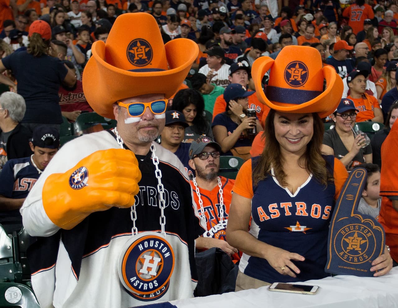 La alegría y emoción se tomó a los todos los hinchas de Houston Astros campeón de la Serie Mundial, entre los más jóvenes y algunas bellas mujeres, en una celebración gigante.