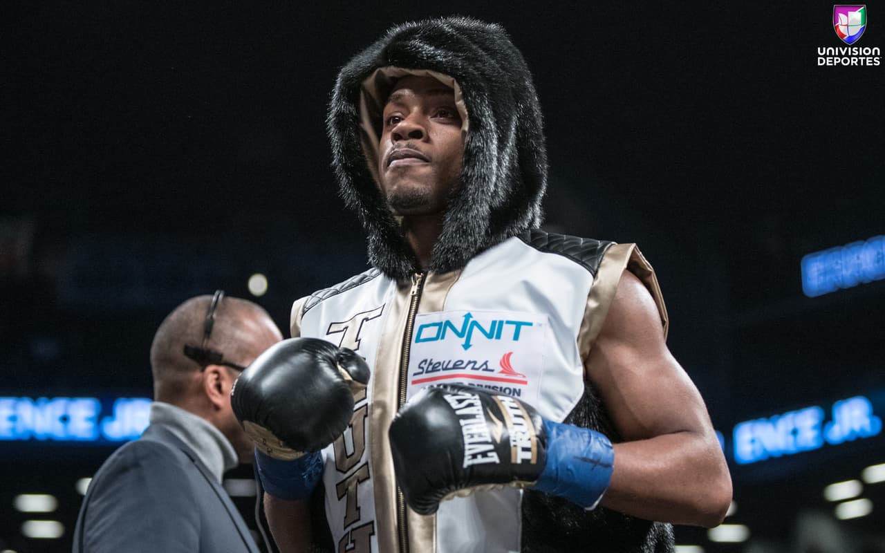 Errol Spence Jr. venció sin dificultades a Lamont Peterson y se mantiene invicto como campeón de peso welter del FIB. La diferencia fue mucha entre ambos pugilistas, incluso en el quinto asalto Peterson cayó a la lona, pero fue hasta el octavo round su entrenador ya no lo dejó salir a combatir.