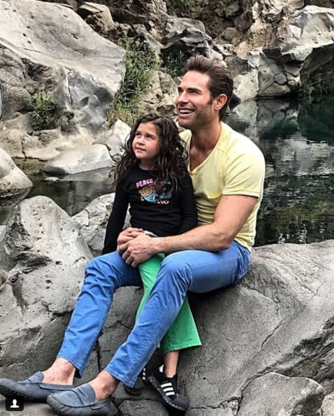 Sebastián Rulli y Regina Graniewicz son padre e hija en la ficción pero su vínculo ha traspasado la pantalla pues, después de meses de grabación, se hicieron grandes amigos.