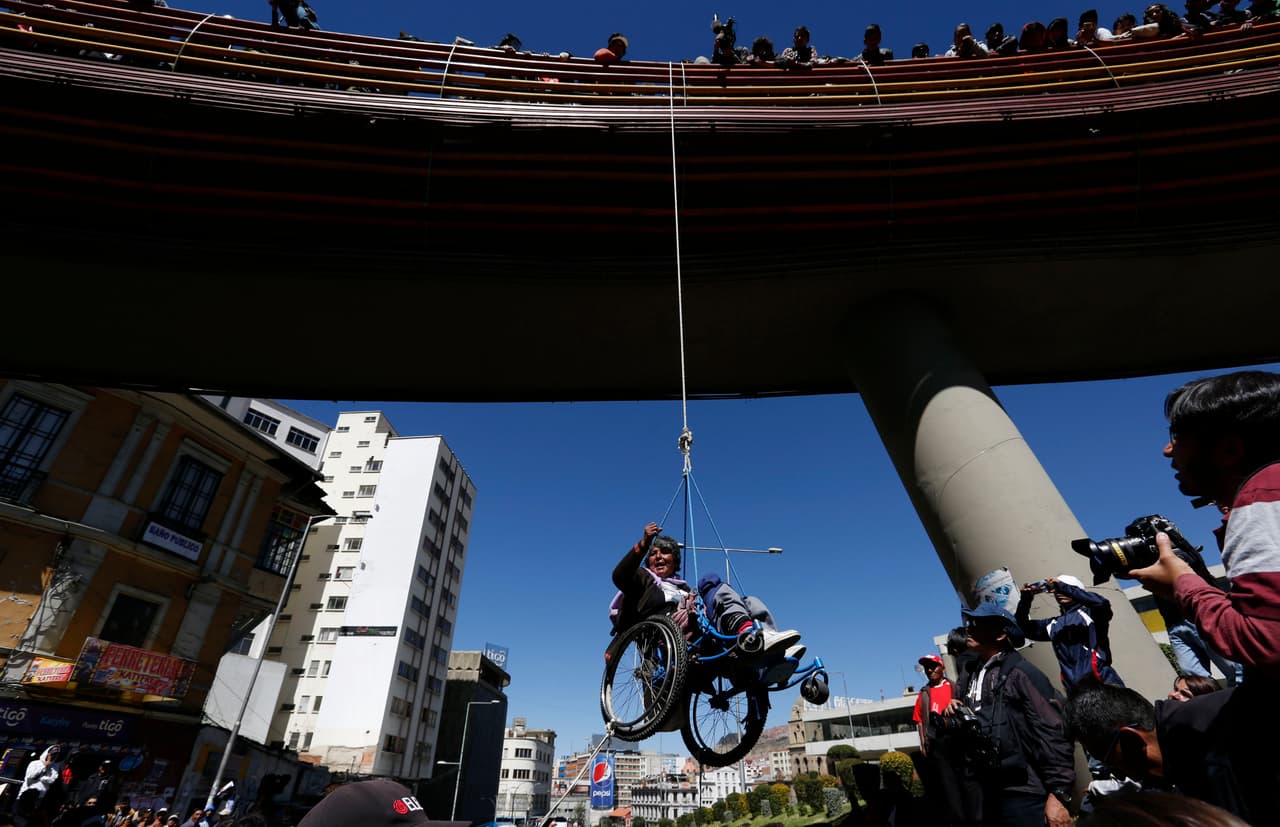 Rosmery Huarita, una mujer con silla de ruedas que fue suspendida este martes por sus compañeros desde una pasarela peatonal de La Paz, dio este martes la imagen más llamativa de una protesta que lleva semanas: la de los discapacitados bolivianos.