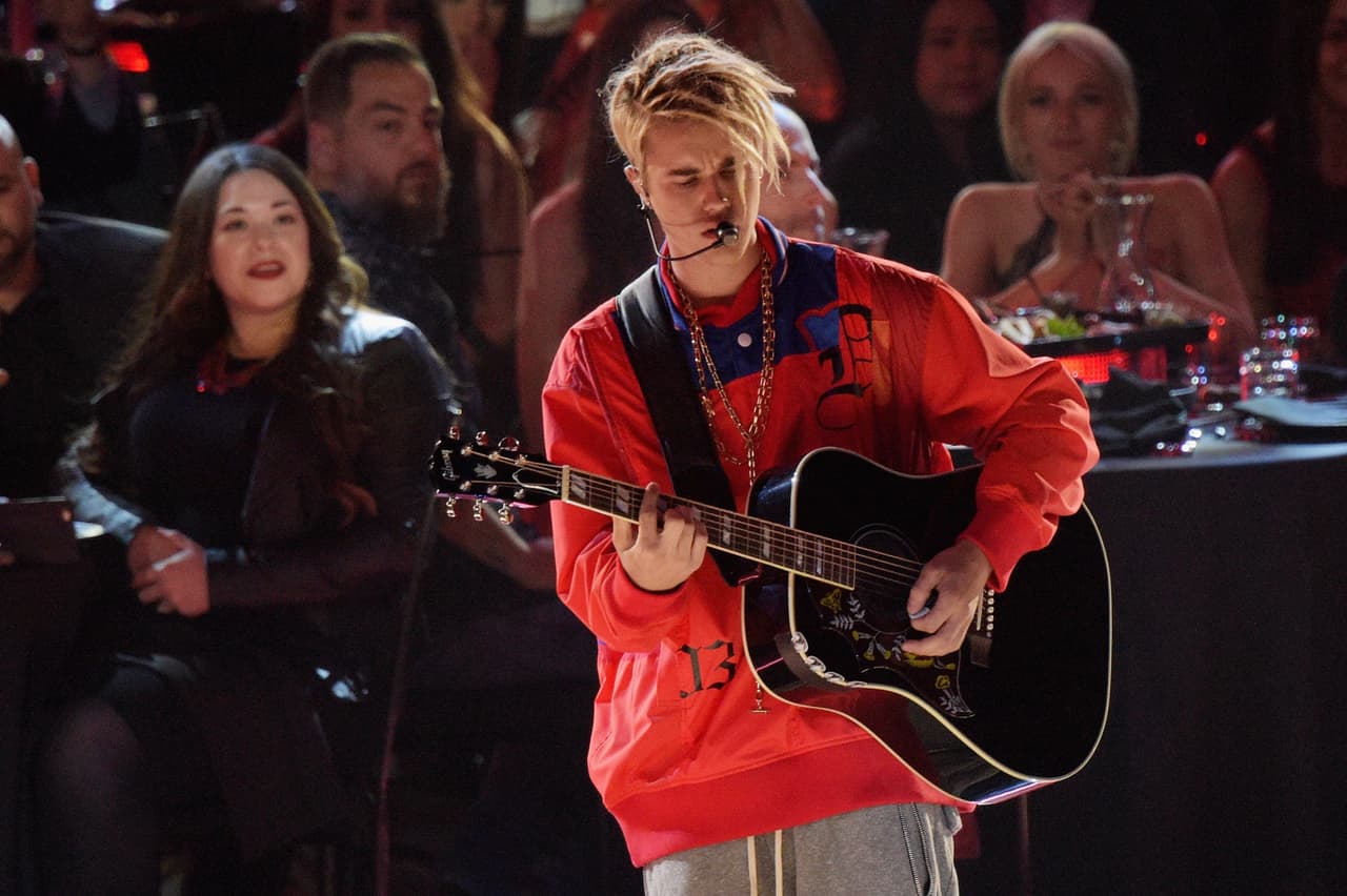 Y has dicen que se siente Kurt Cobain, pues en algunos shows ha aaprecido guitarra en mano.