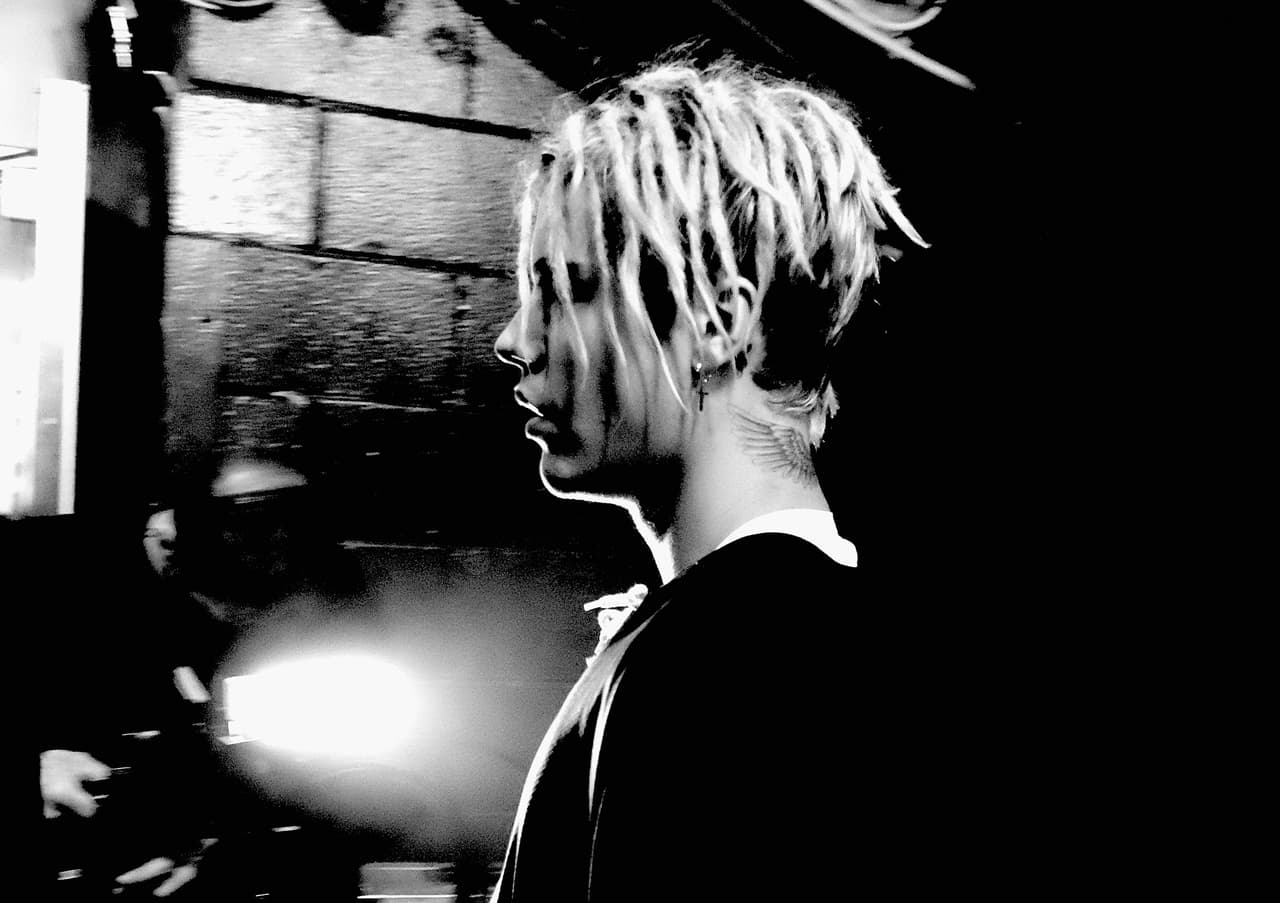 Por todos lados presume su cabellera.