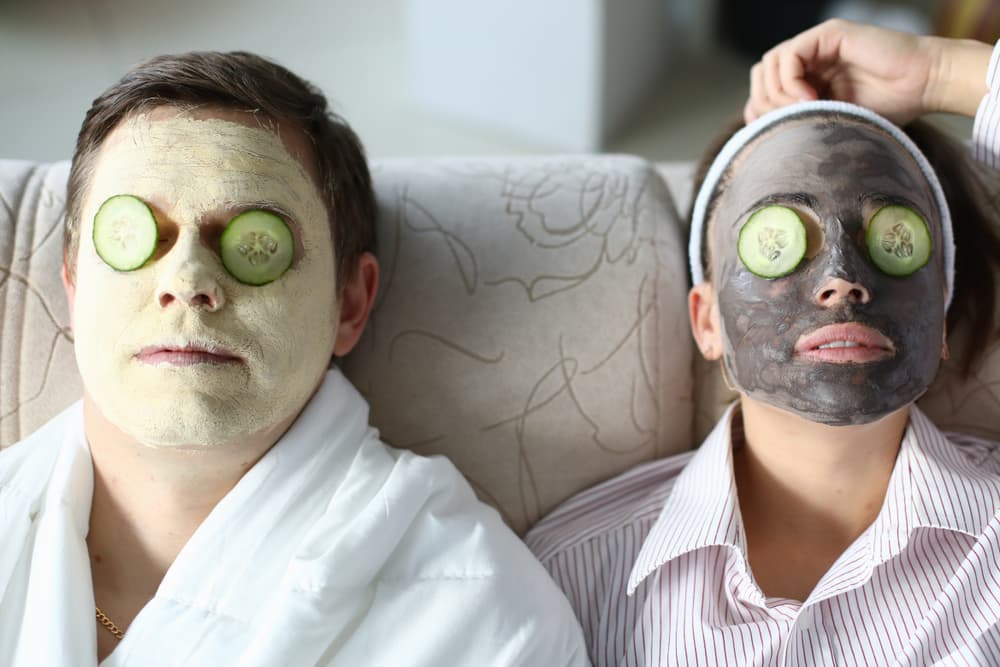 <b>LEO</b>
<br>Hay que ser vanidosos por un ratito y déjate consentir con un spa en casa. No es necesario gastarse miles de dólares en tratamientos en lugares carísimos. En la comodidad de tu hogar puedes hacer mascarillas y exfoliaciones que te hagan sentir como el rey o reina que eres.