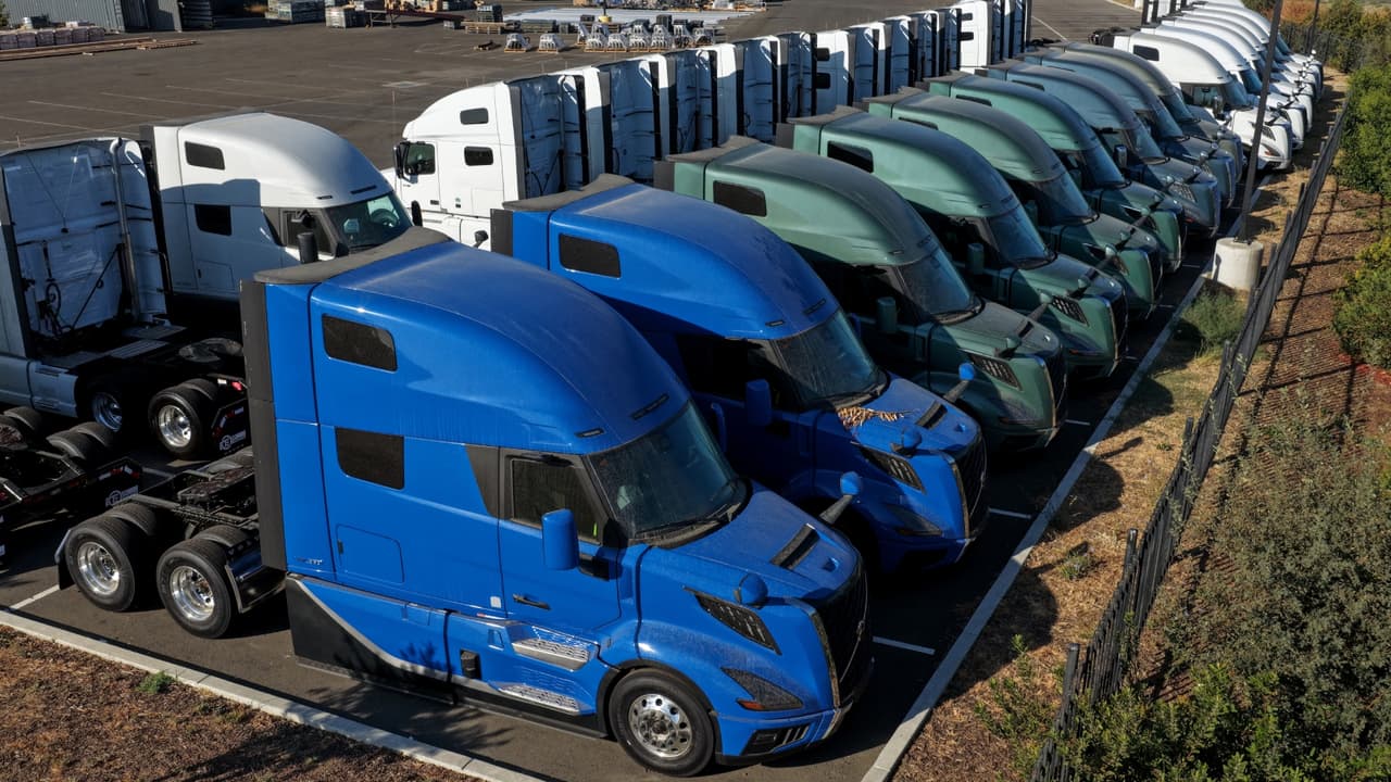 California planea revocar al menos 17,000 licencias de conducir a camioneros inmigrantes, ¿por qué?