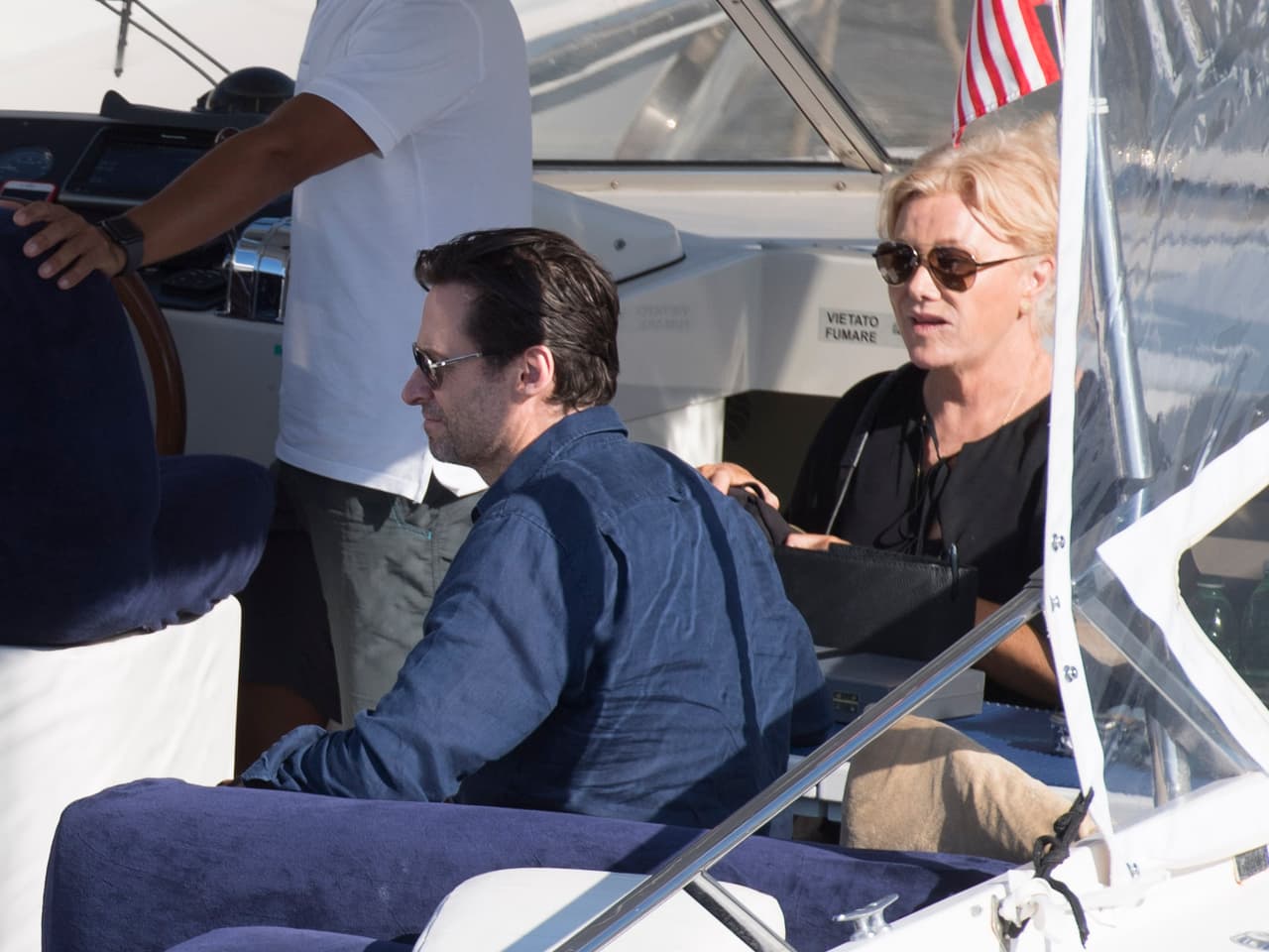 El protagonista de 'The Greatest Showman' y la productora de 62 años de edad fueron captados mientras disfrutaban de un paseo en yate.