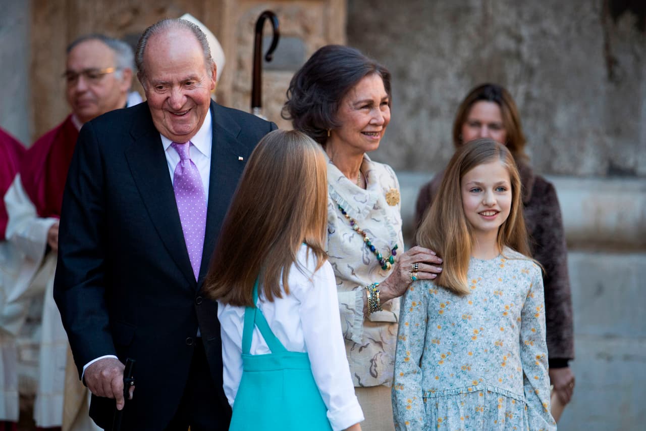 Después de la ceremonia la familia real salió al pórtico de la catedral, donde fueron saludados por los súbditos asistentes y posaron relajados para algunas fotos, como esta en la que aparecen Don Juan Carlos y Doña Sofía con sus nietas.