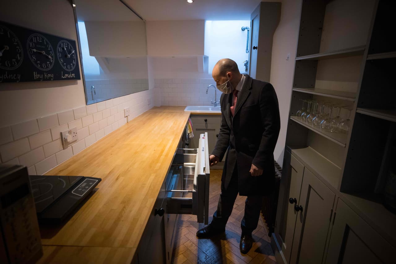 De un rincón al otro de la casa las dimensiones de los cuartos difieren mucho. Aunque la cocina situada en el entrepiso es el lugar más estrecho, se abre con un espacio comedor dos veces más grande. Detrás, dos puertas que funcionan a la vez como ventanas dan hacia un jardín de 2.5 metros de ancho.