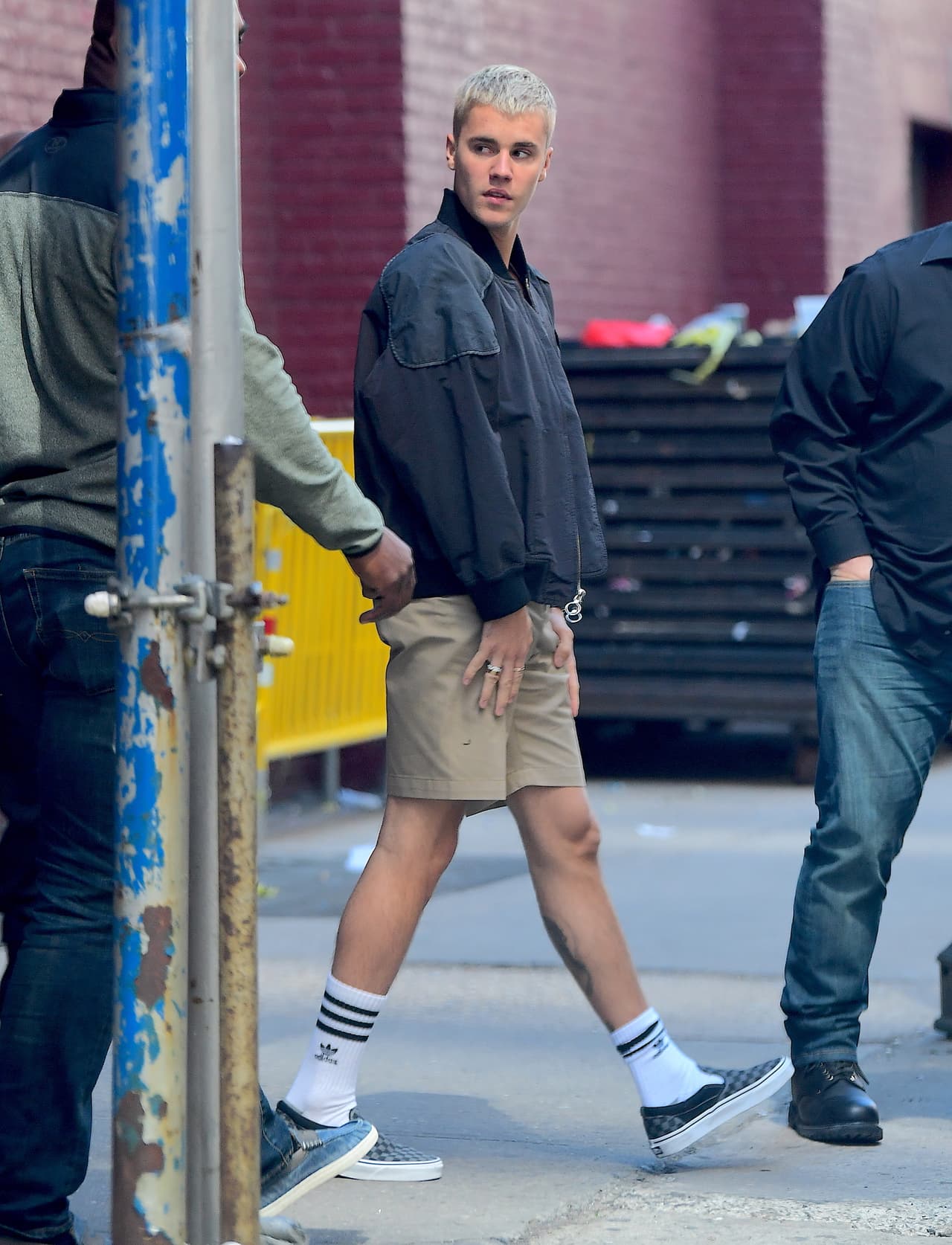 Justin Bieber, de pantalones cortos y dejando ver su tatuaje de Jesucristo en las piernas, estuvo dos horas en su servicio religioso. Al salir, abrazó y besó de manera afectuosa al Pastor Rich Wilkerson, quien ha ganado popularidad recientemente por ser amigo de Kourtney Kardashian.