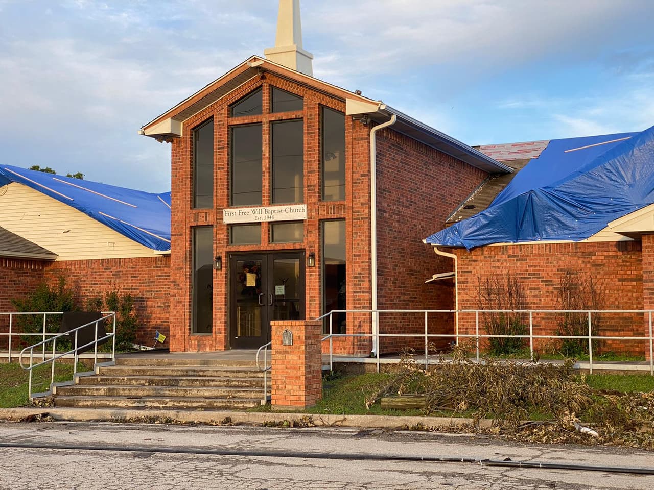Más de 200 viviendas están dañadas, sin techo, sin ventanas y sin paredes.