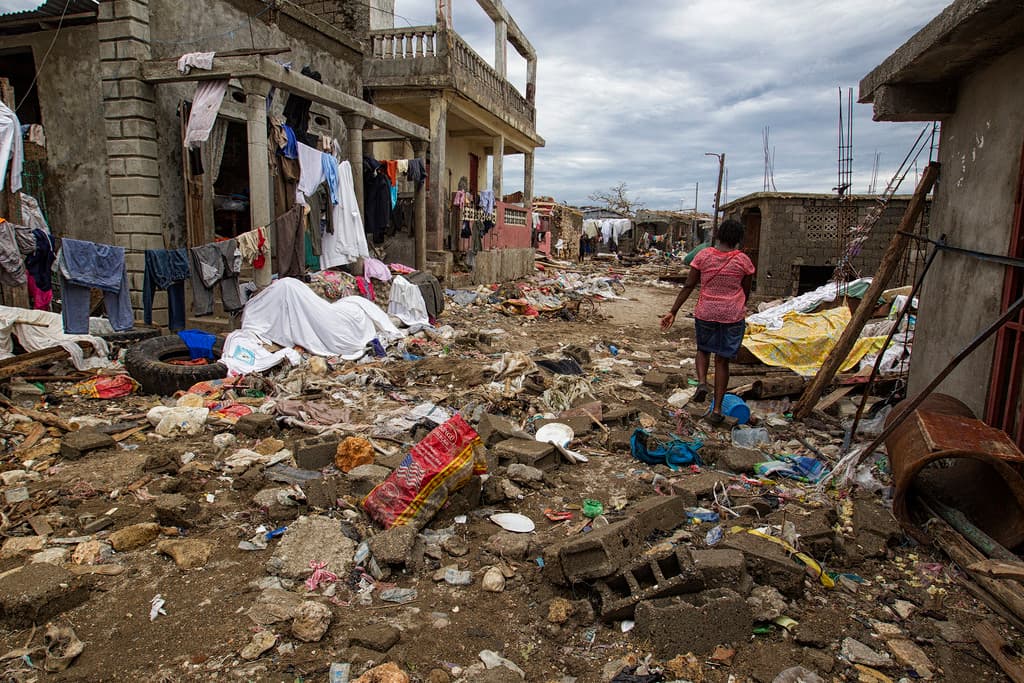 Haití fue el país más afectado por el paso del huracán Andrew. En Jérémie, que cuenta con unos 40,000 habitantes, casi todas las viviendas parecen afectadas, mientras que en la isla de Ile-a-Vache, donde residen unas 10,000 personas, la mayoría de las casas están destruidas o sin tejados.