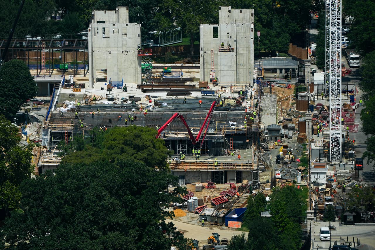 Obreros continúan la construcción del nuevo salón de baile de la Casa Blanca, visto desde el Monumento a Washington, el lunes 17 de agosto de 2026, en Washington.