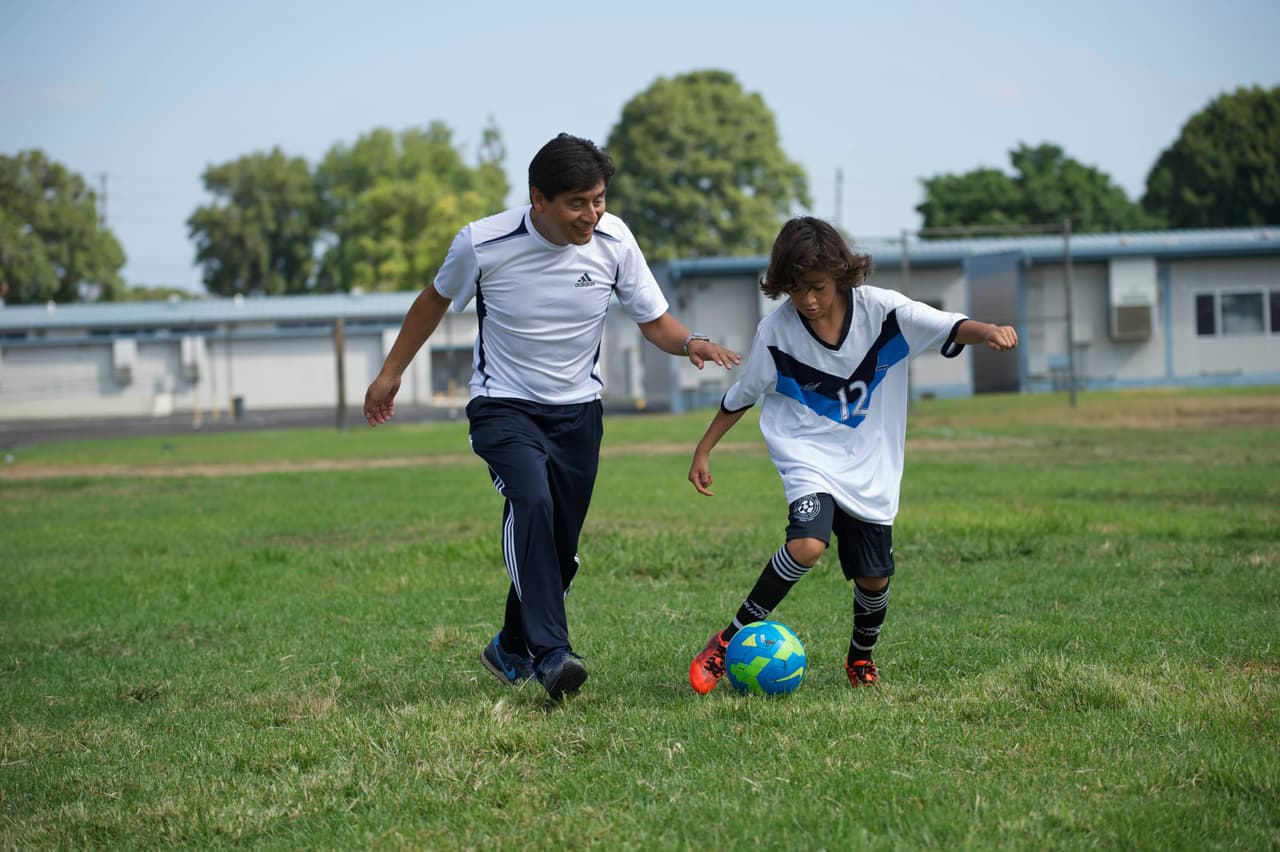 Padre e hijo entrenando.