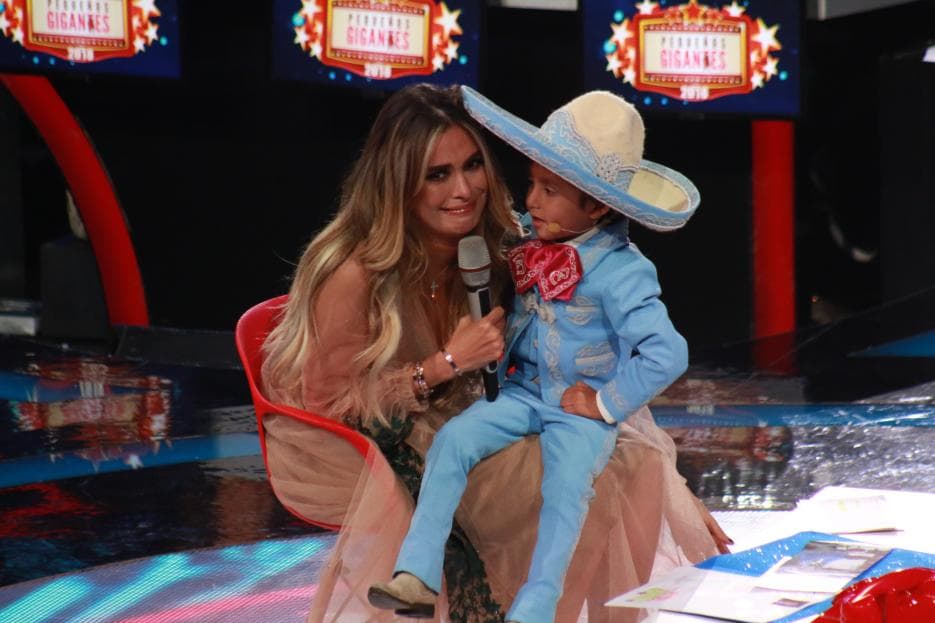 Desde la primer gala vimos lo coqueto que son algunos niños quienes quisieron conquistar a la presentadora del show Galilea Montijo.