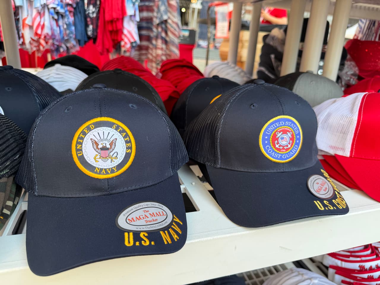También hay en venta este tipo de gorras que simulan a las que utilizan miembros reales de la 
<b>Marina de Estados Unidos</b> y de
<b> la Guardia Costera</b>.