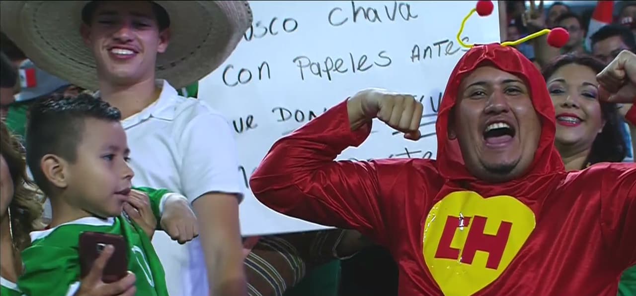 Aficionados mexicanos y catrachos colmaron las gradas del imponente University of Phoenix para el partido de cuartos de final entre México y Honduras.