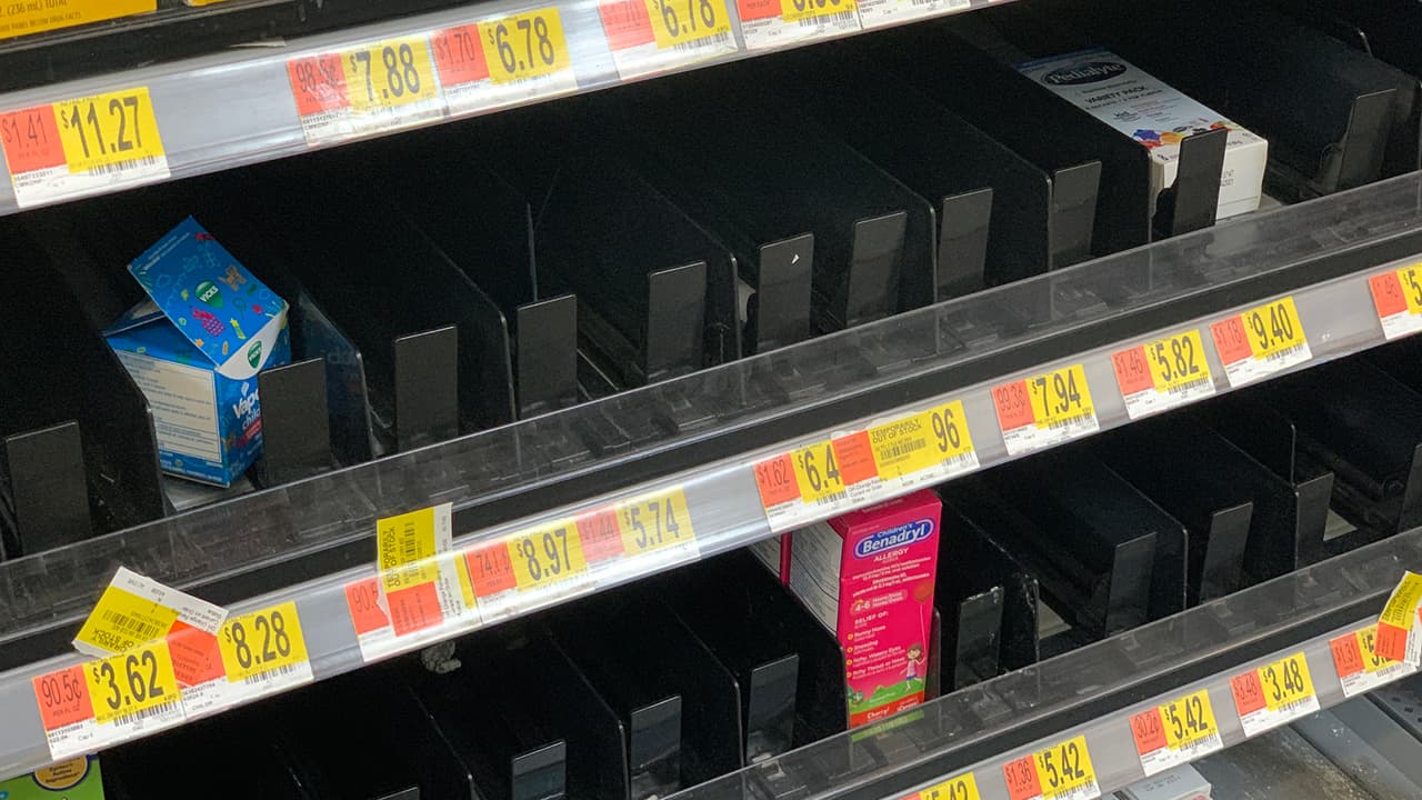 No es usual ver anaqueles vacíos cómo este, en especial en establecimientos de grandes cadenas comerciales.