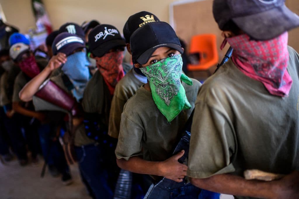 <b>Preparados para la lucha. </b>La Coordinadora Regional de Autoridades Comunitarias (CRAC-PF)
<a href="https://www.efe.com/efe/america/mexico/integran-a-30-ninos-de-entre-6-y-11-anos-policia-comunitaria-en-mexico/50000545-4509277" target="_blank">entrena a menores desde los seis años para que protejan su tierra</a> y a ellos mismos de los grupos criminales que operan en el área, sobre todo de
<a href="https://www.univision.com/noticias/america-latina/los-ardillos-la-sanguinaria-celula-criminal-responsable-de-masacrar-a-10-musicos-indigenas-en-el-sur-mexico">Los Ardillos</a>.
<br>