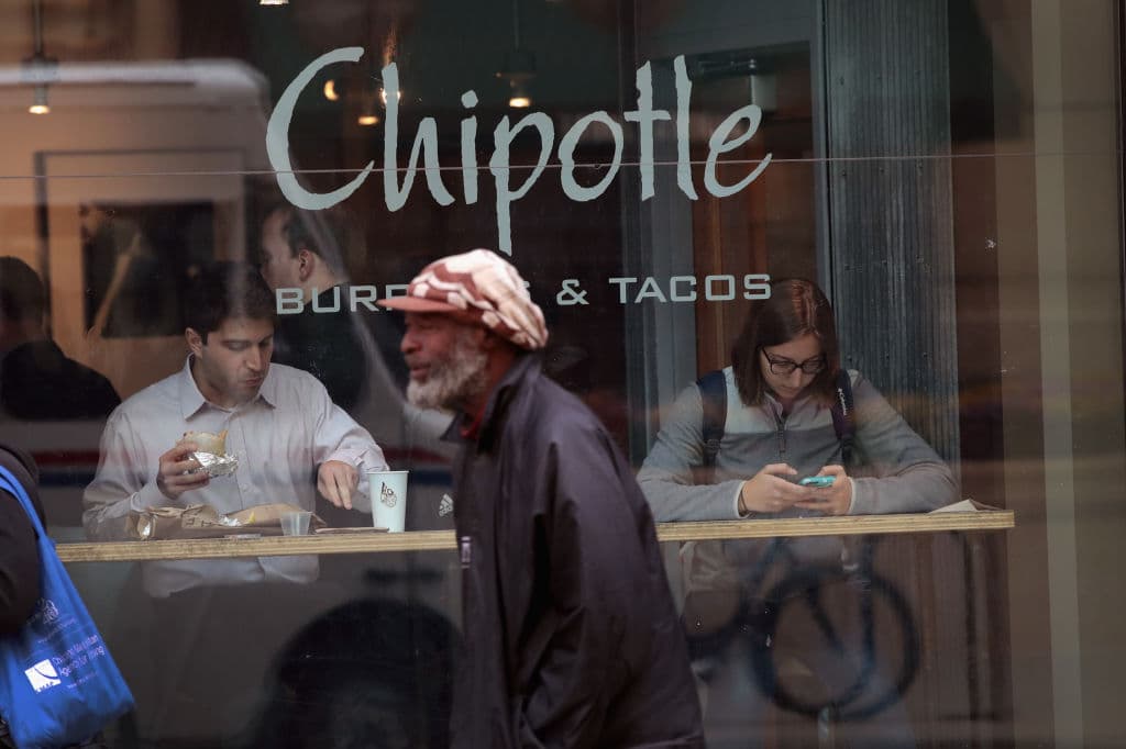 <h2 class="cms-H2-H2">3. Los Ángeles</h2>
<br>
<br>California tiene tres de las cinco ciudades con comida rápida más cara y la ciudad de Los Ángeles ocupa el tercer lugar con $13.45 por comida.
<br>
<br>Casi el 80% de los estadounidenses considera que la comida rápida es un lujo, y la mayoría afirma haberse sorprendido recientemente por el precio de una factura por la compra de comida rápida, dice LendingTree en su reporte.