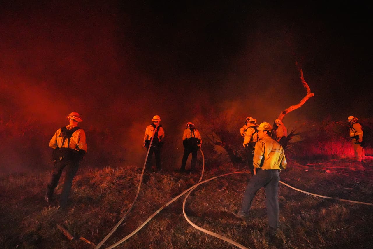 Los equipos de bomberos se mantienen firmes frente al incendio de Bryson el jueves 15 de octubre de 2026 en Malibú, California.