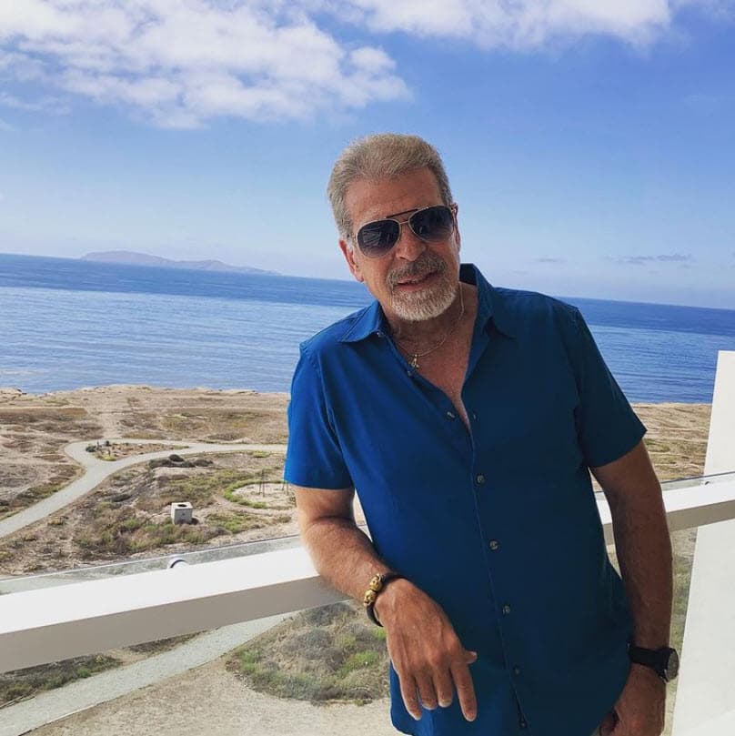 El premio llegó justo cuando 
<b><a href="https://www.univision.com/famosos/sergio-goyri-vive-arrepentido-por-el-mayor-error-de-su-carrera-fotos">Goyri está celebrando 45 años de trayectoria artística</a></b> y recordó que comenzó a desempeñarse en la actuación en marzo de 1976 con la obra de teatro 'Todos lo hacemos así', y su debut en las telenovelas lo hizo en 'Mundos opuestos' en donde compartió créditos con Lucía Méndez.