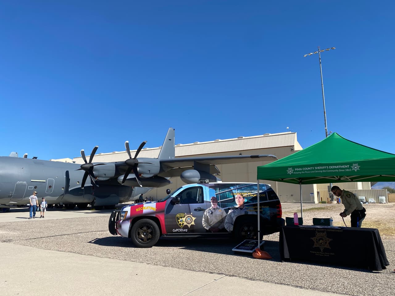 Agencias del orden de Arizona se hicieron presentes en la exhibición del show del aire en la Base Aérea de EEUU Davis-Monthan en Tucson.