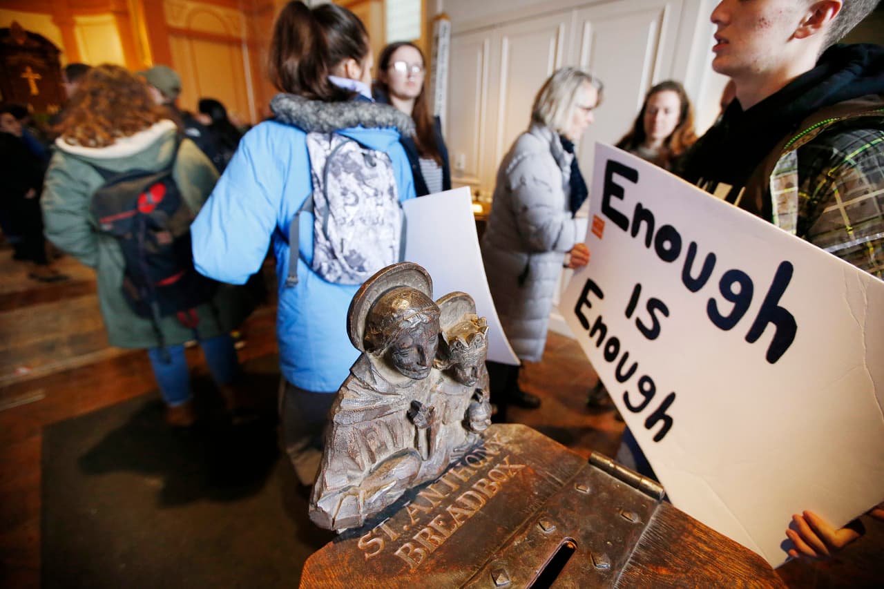 Boston, Massachusetts. Los estudiantes del área de Boston se reunieron en la Iglesia de San Pablo antes de marchar al palacio de gobierno del estado.