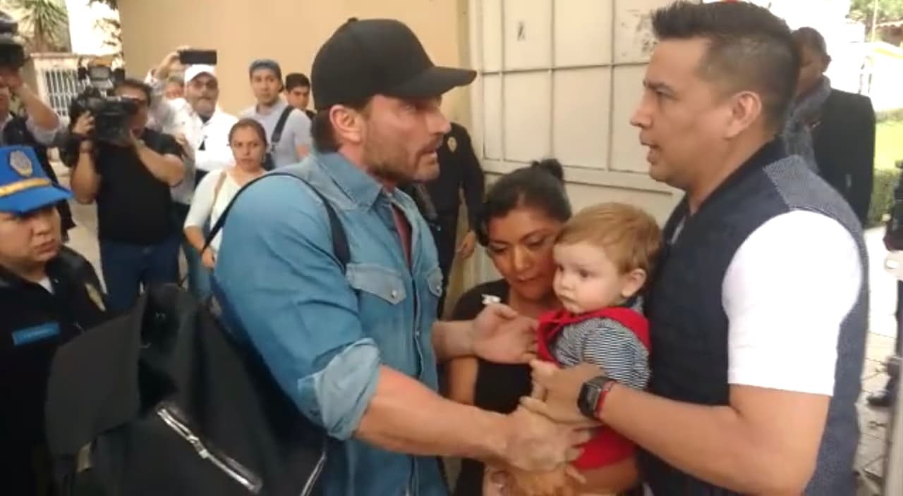 Además, rompió en llanto después de que intentó tomarse una foto con Matías sin éxito pues el niño le fue arrebatado por un hombre que acompañaba a la niñera. Julián dijo, entre lágrimas, que eso era una "falta de respeto".