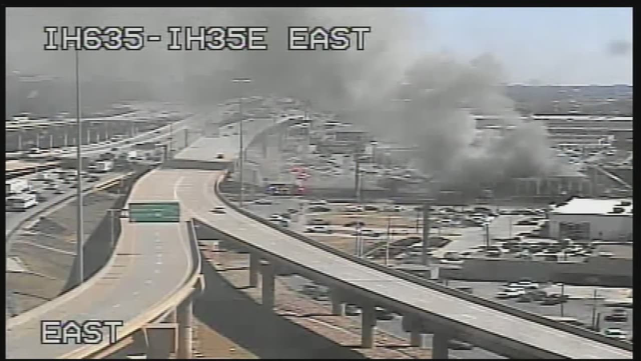 Bomberos intentan controlar un fuerte incendio en un edificio vacío en Dallas 