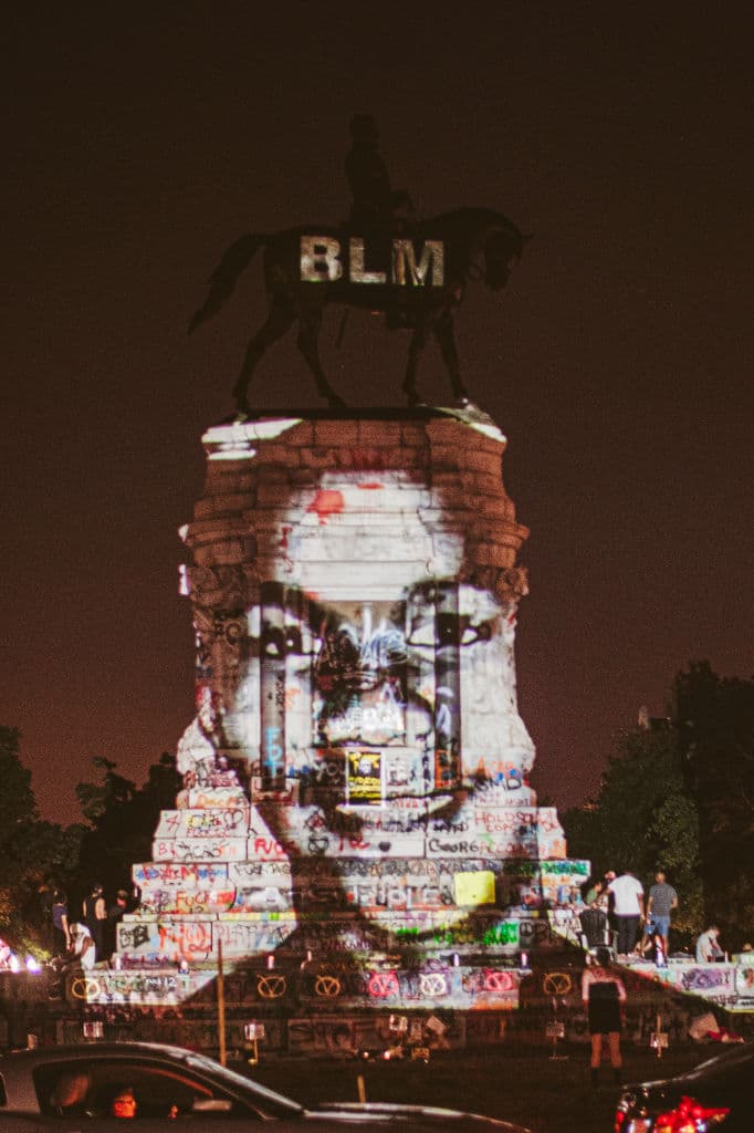 La imagen de Trayvon Martin proyectada sobre la estatua del general confederado Robert Lee en Richmond, Virginia. Martin murió en 2012 a manos de un Policía. Tenía 17 años y estaba desarmado. Esta proyección es parte de las protestas tras la muerte de Floyd, que renovó la discusión sobre las estatuas confederadas, bando sureño que en la guerra civil buscaba sostener la esclavitud de los negros.
<br>