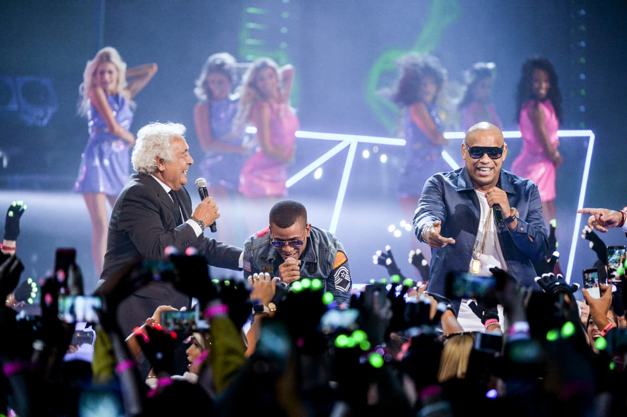 ‘La Macarena’ le dio alegría a todos en Premios Juventud 
