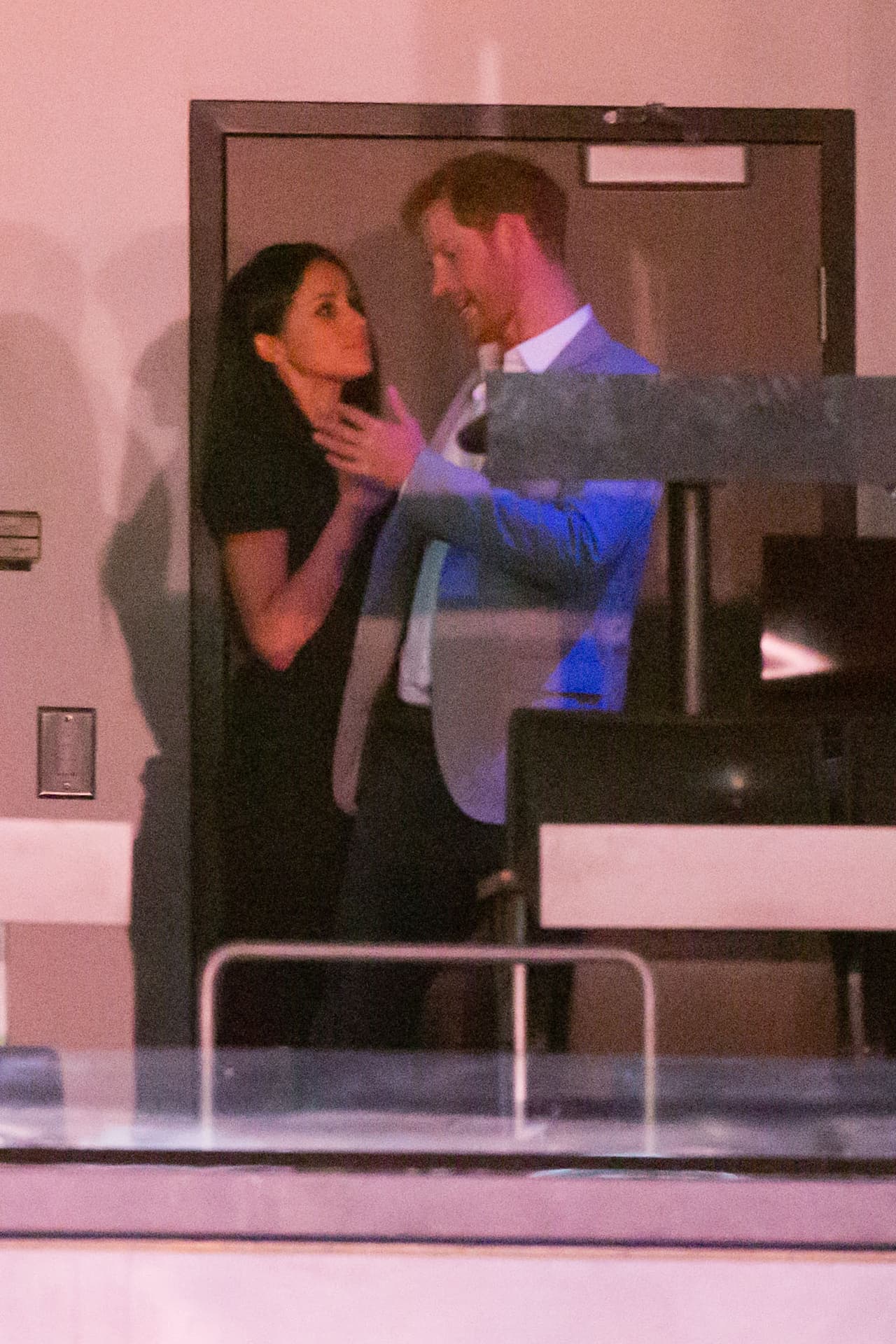 “Creo que para nosotros dos fue realmente refrescante porque dado que no sabía mucho sobre él, todo lo he conocido a través de él. (…) Todo lo que aprendí sobre él y su familia es lo que ha compartido conmigo. Y viceversa. Entonces, para los dos, era una manera realmente auténtica y orgánica de conocernos”, dijo la futura esposa del príncipe Harry.