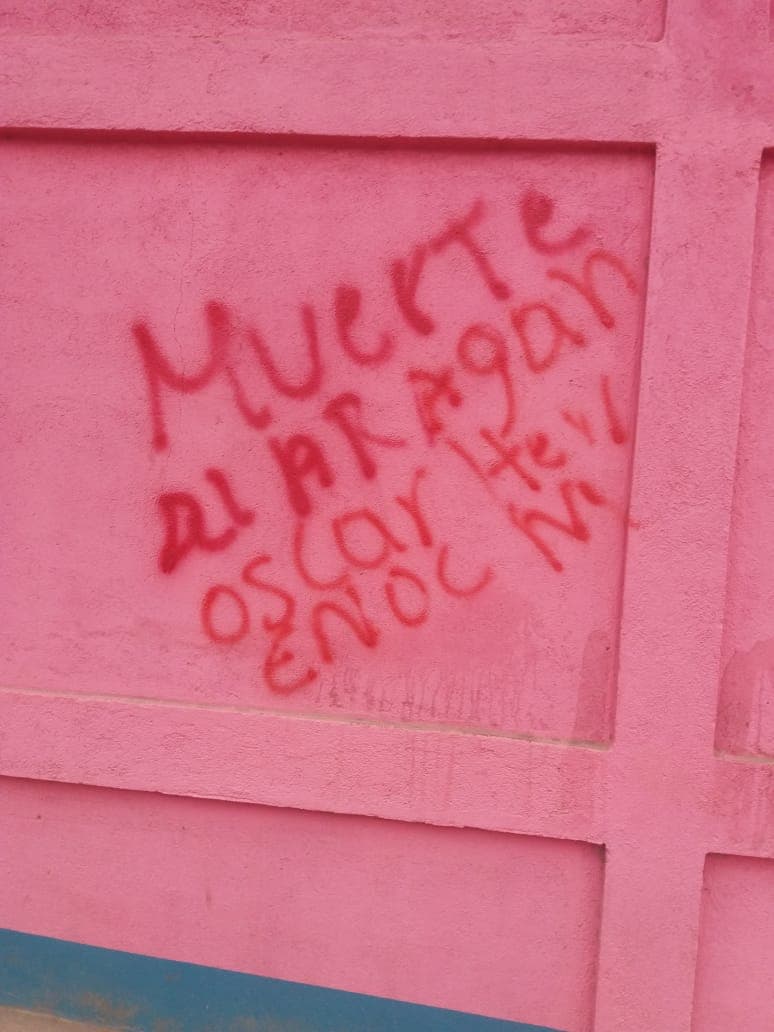 La familia Montenegro denuncia haber recibido amenazas a través de pintadas como esta.