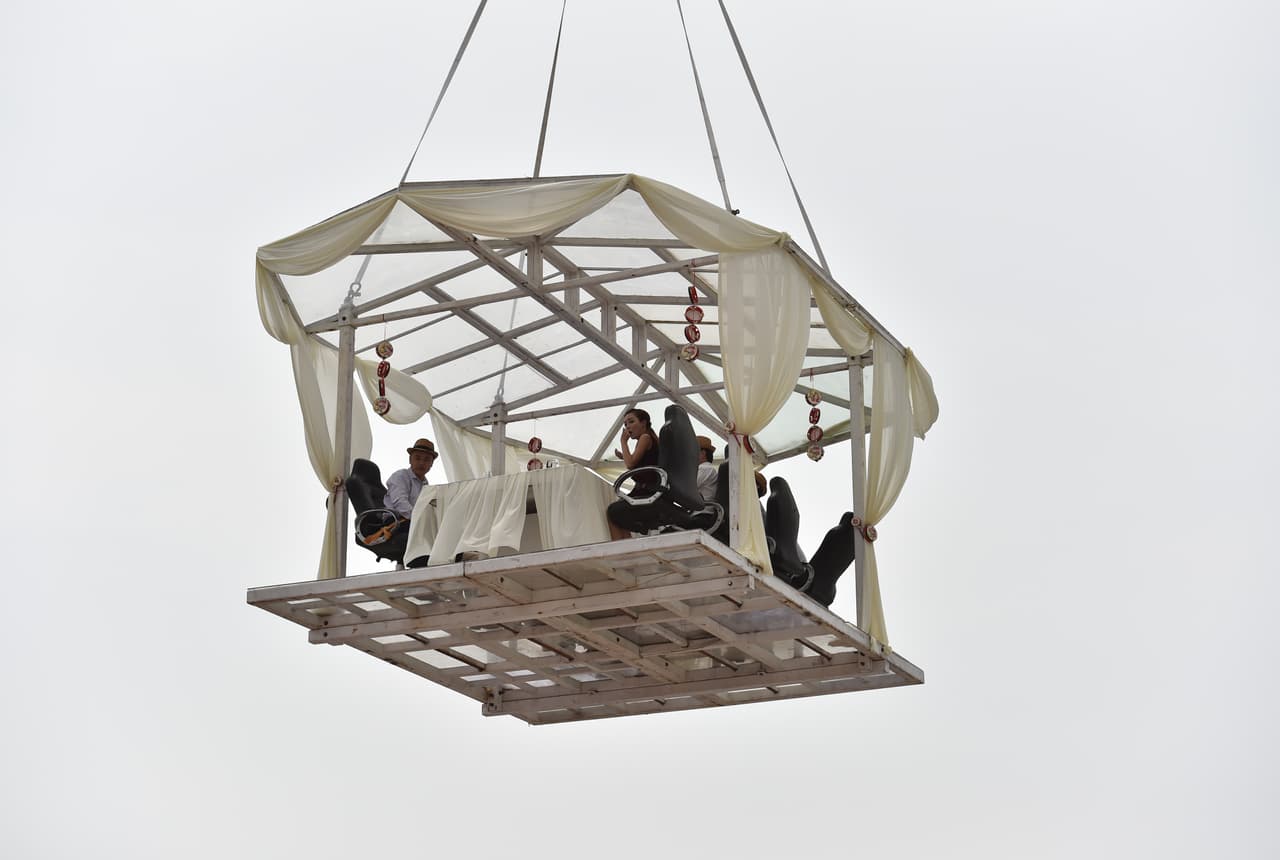 <b>Dinner in the sky</b>
<br>Sostenidos por arneses y una grúa, el comedor de
<b><a href="http://dinnerinthesky.com/">Dinner in the sky</a></b> mantiene a un pequeño grupo de comensales suspendidos a más de 140 pies de altura. La experiencia es itinerante: el restaurante se instala por un par de días en una ciudad (ya llevan más de 45 alrededor del mundo) y ofrece un menú gourmet en colaboración con un chef local.