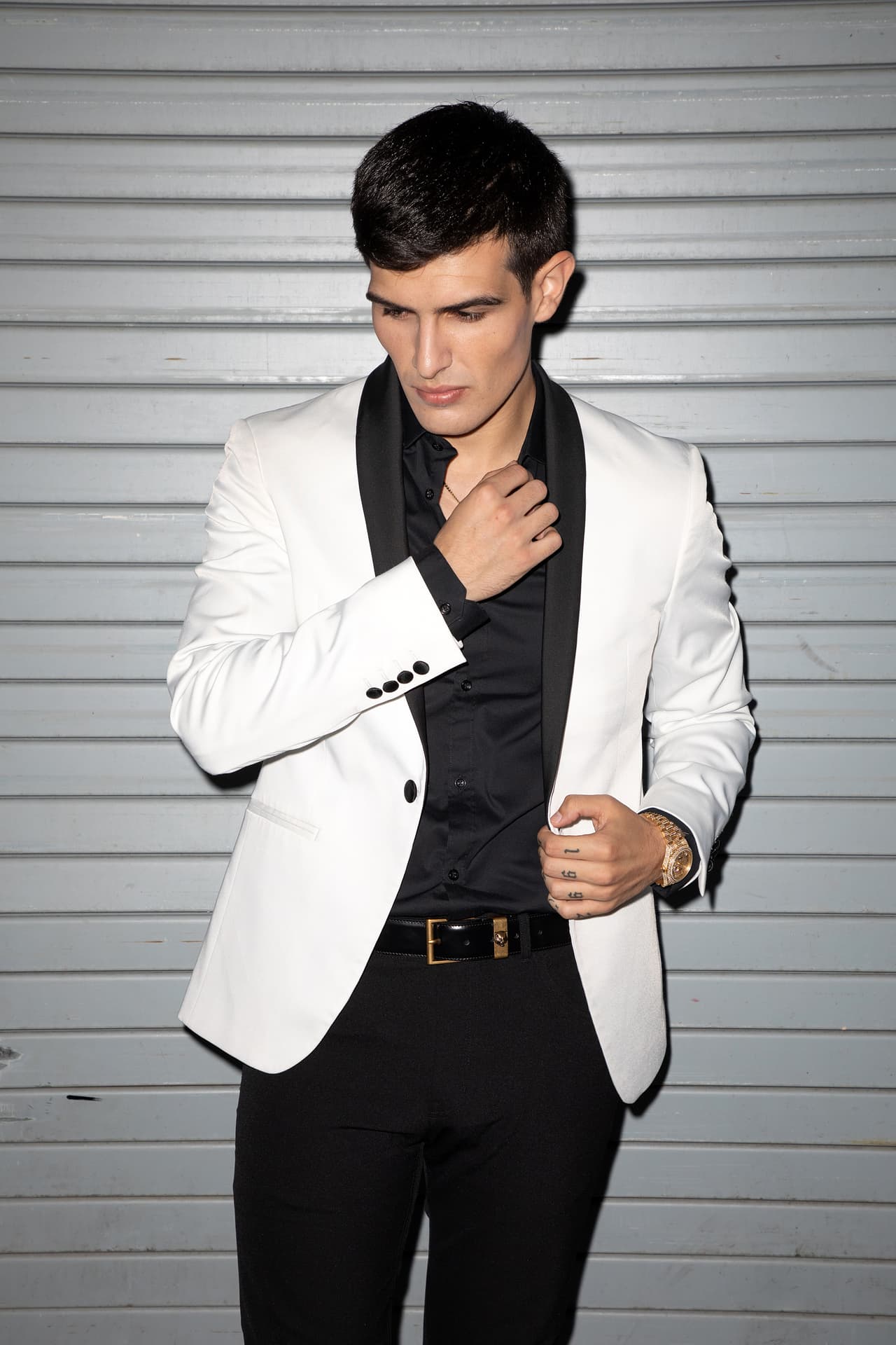 “
<b>Hay que calmarnos</b> y hay que disfrutar de la música. Hay que ser conscientes de que 
<b><a href="https://www.univision.com/famosos/adriel-favela-explota-en-contra-de-fan-que-le-pregunta-si-ya-conoce-a-su-hijo-fotos">en este tipo de eventos hay niños</a></b> y hay que cuidarlos”, apuntó el joven cantante.