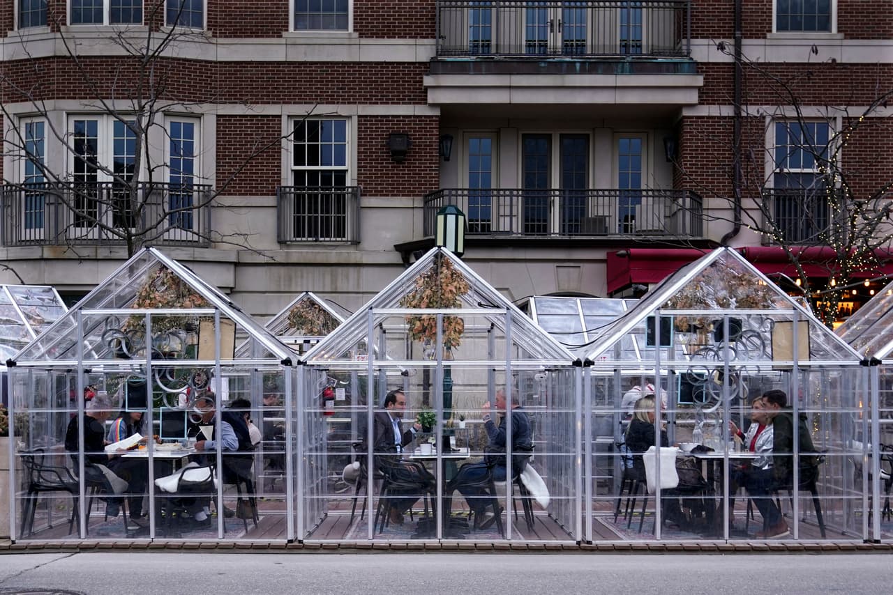 <b><a href="https://www.univision.com/temas/nueva-york">Nueva York</a>, Michigan, <a href="https://www.univision.com/temas/florida">Florida</a>, <a href="https://www.univision.com/temas/pennsylvania">Pennsylvania</a> y <a href="https://www.univision.com/temas/nueva-jersey">Nueva Jersey</a></b> en conjunto registraron el 44% de las nuevas infecciones por 
<b><a href="https://www.univision.com/temas/coronavirus">covid-19</a></b> del país, o casi 
<b>197,500 casos nuevos</b>, en el último período disponible de siete días, según datos de la Universidad Johns Hopkins. 
<br>
<br>El total de infecciones en EEUU durante la misma semana ascendió a más de 
<b>452,000.</b> En esta foto, varias personas comen aislados fuera del restaurante Townhouse, en Birmingham, Michigan.