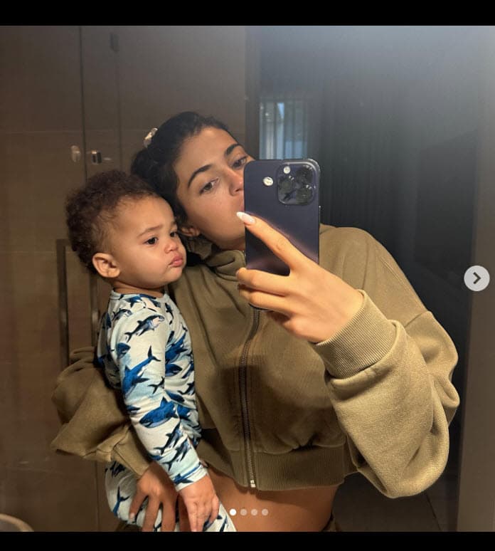 La empresaria sorprendió a sus fans a horas de la noche de este sábado 21 de enero con una 'selfie' en la que aparece con el niño, dejando al descubierto por primera vez su fisonomía.
<br>