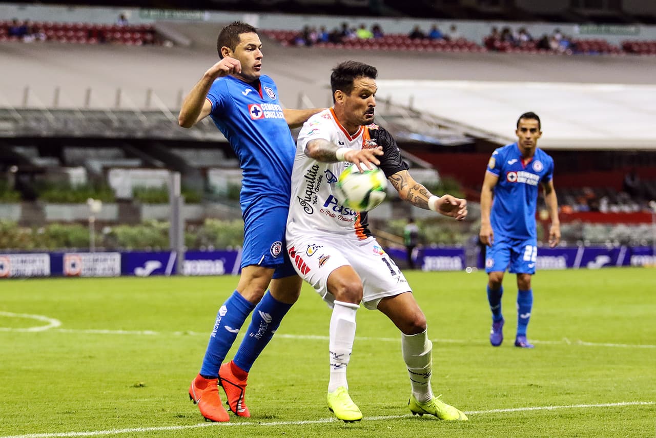 Pablo Aguilar y Gonzalo Malan disputan el balón en la segunda parte del partido, el cual seguía muy trabado.