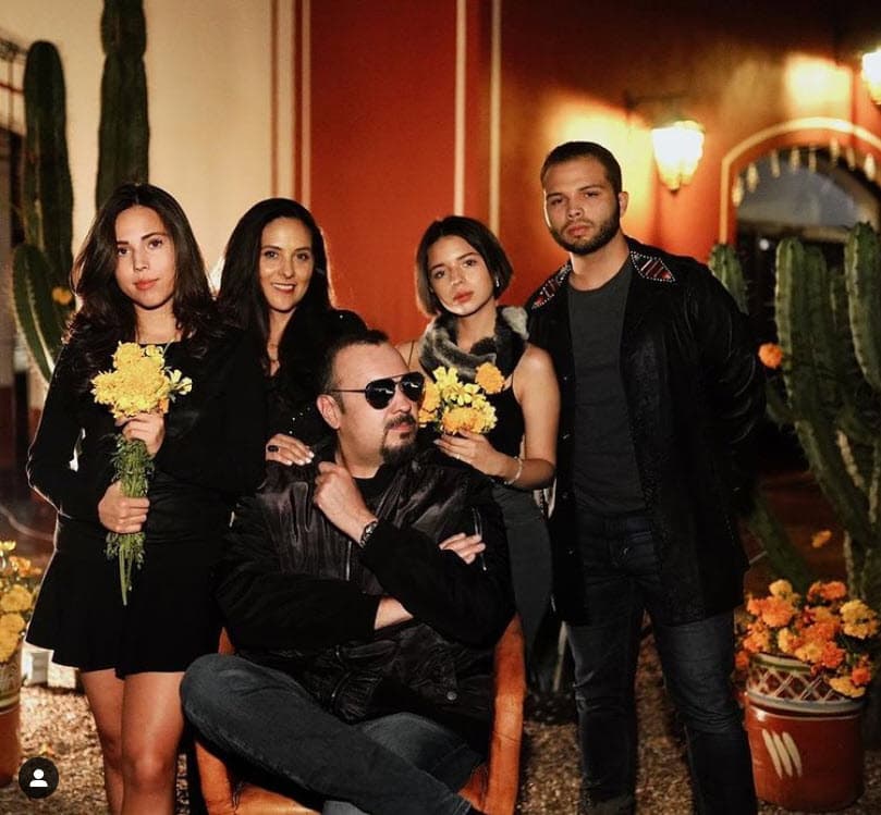 Sus hijos Aneliz, Leonardo y Ángela le llaman 'mamánager', pues ella ayuda en el manejo de sus carreras.
<br>