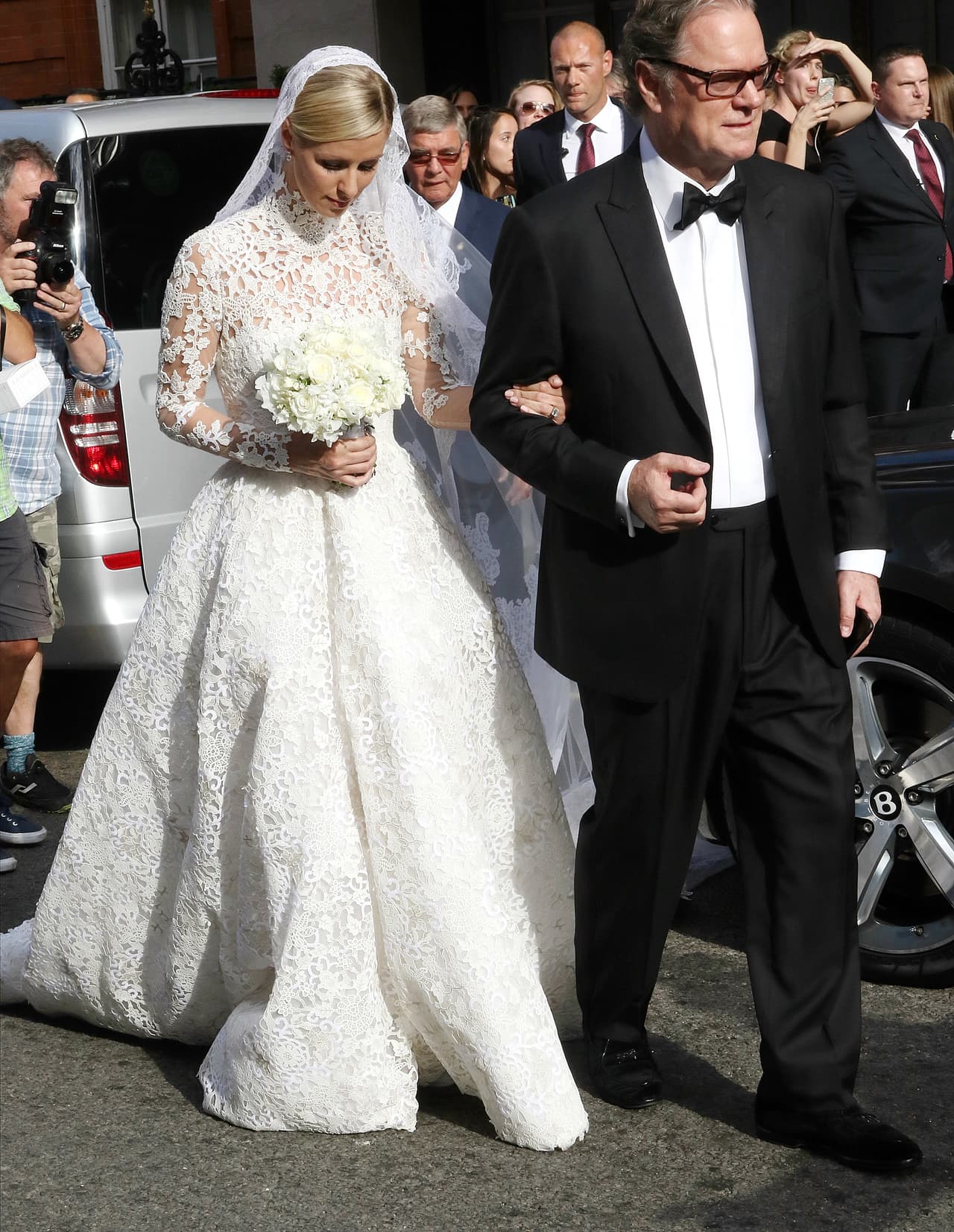 Richard Hilton, padre de las famosas hermanas, llevó del brazo a su querida hija.
