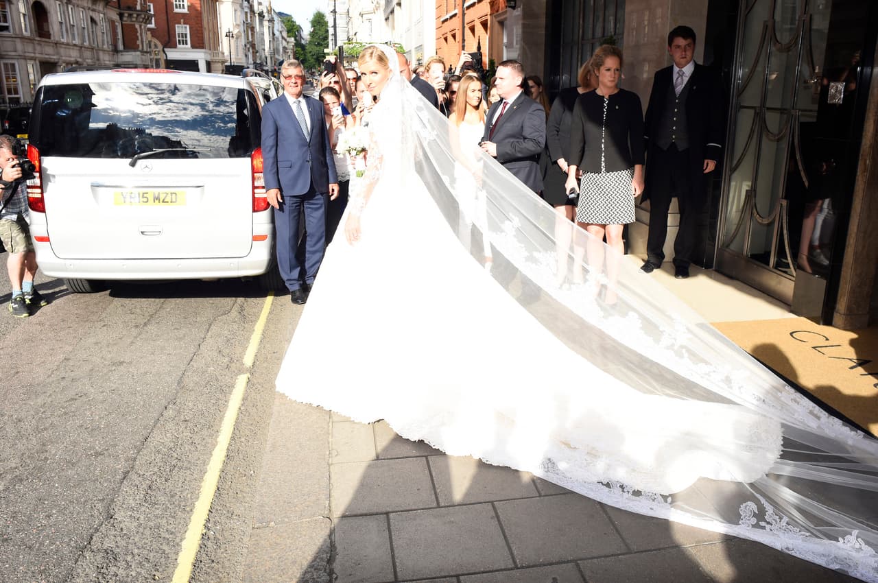 Así salió del lugar en el que se alistó para el gran día.