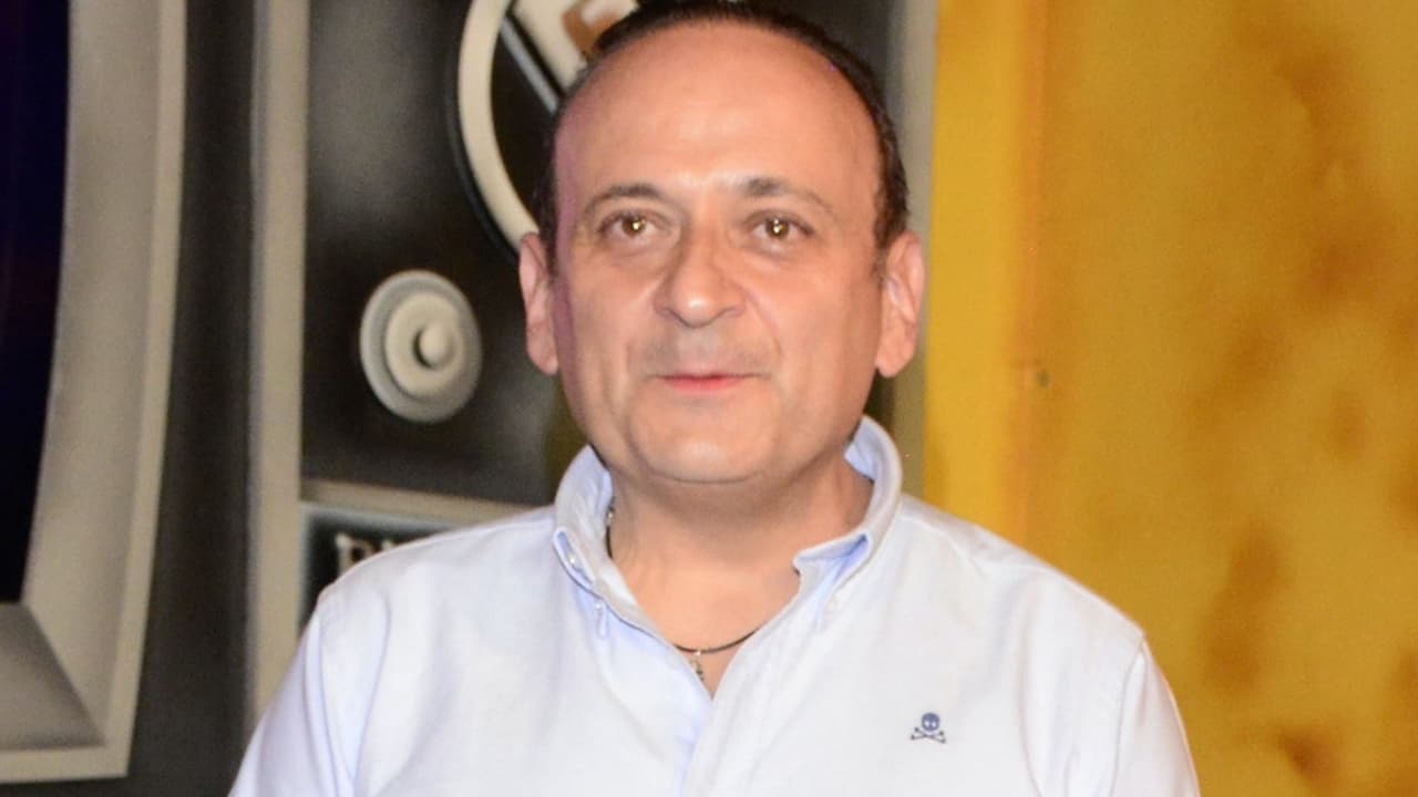 Lalo España lamenta que siempre se enamora de hombres que no tienen sus "preferencias"